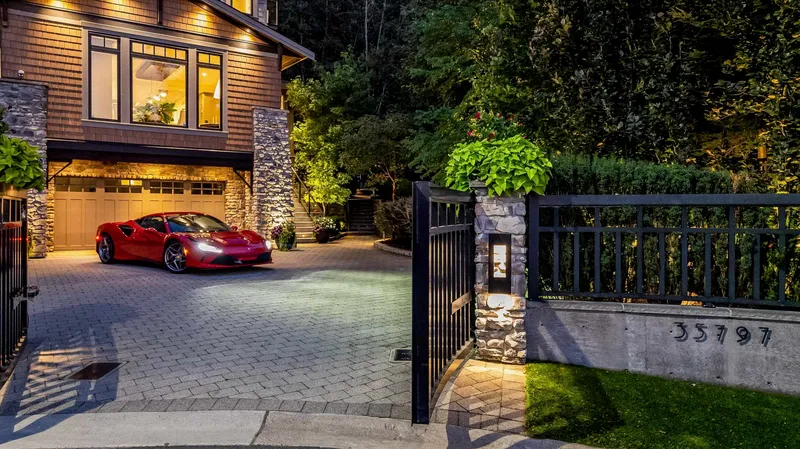 35797 LEDGEVIEW DRIVE - photo 1 of 25