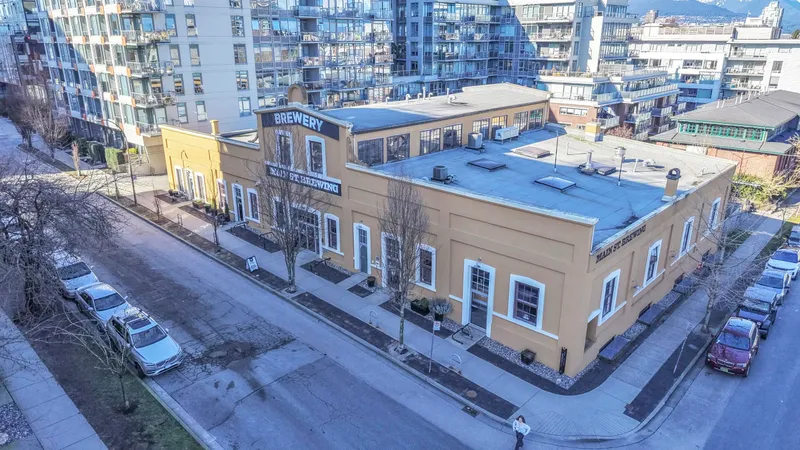 509 251 E 7TH AVENUE - photo 2 of 25