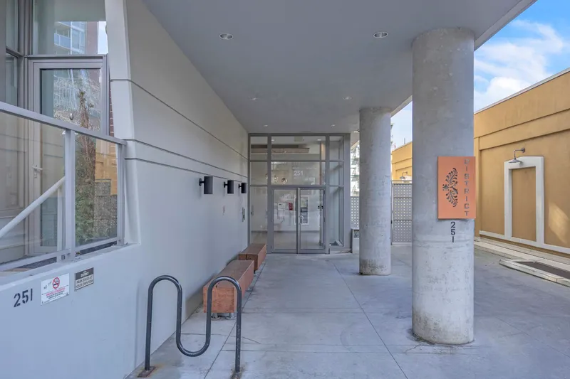 509 251 E 7TH AVENUE - photo 3 of 25