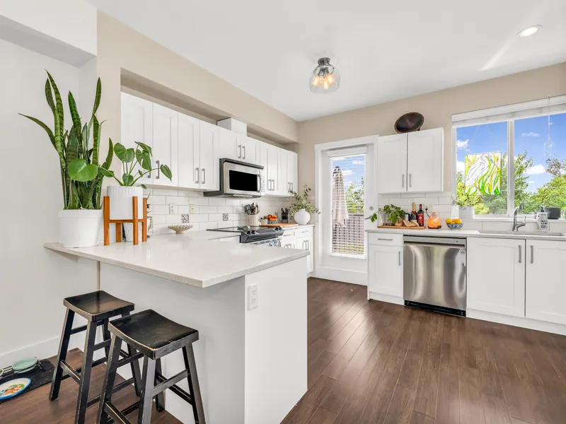 103 1418 CARTIER AVENUE - photo 1 of 25