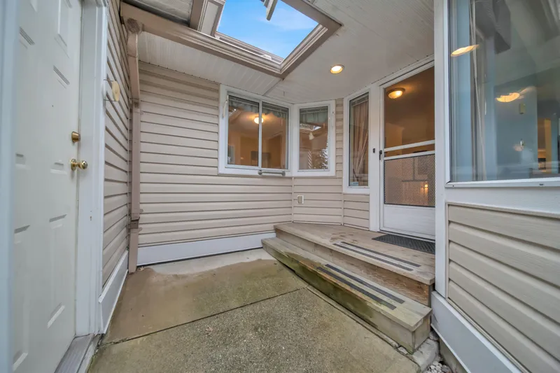 101 16071 82 AVENUE - photo 2 of 25