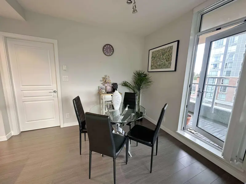 606 3093 WINDSOR GATE - photo 2 of 18