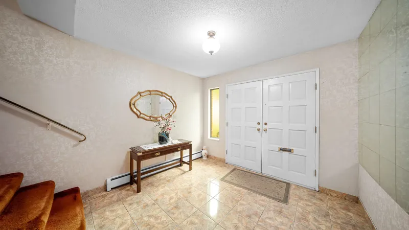 271 E 38TH AVENUE - photo 2 of 25