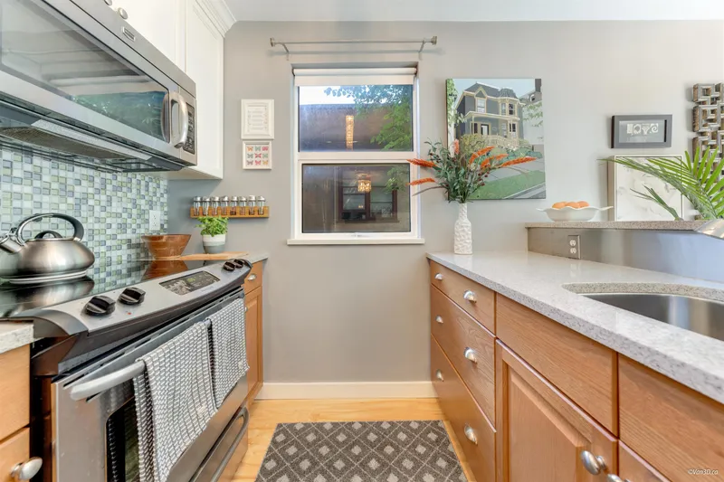 201 985 10TH AVENUE - photo 4 of 19