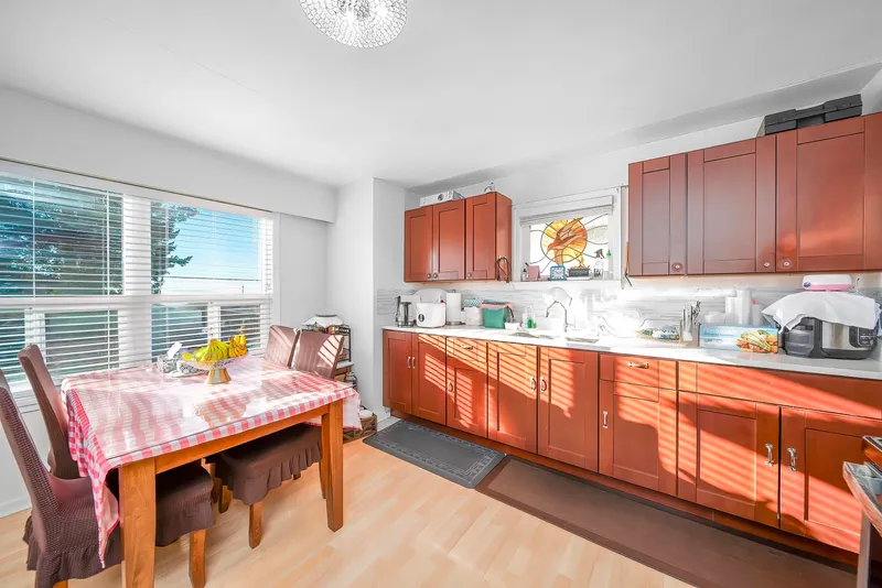 915 WALLS AVENUE - photo 3 of 12