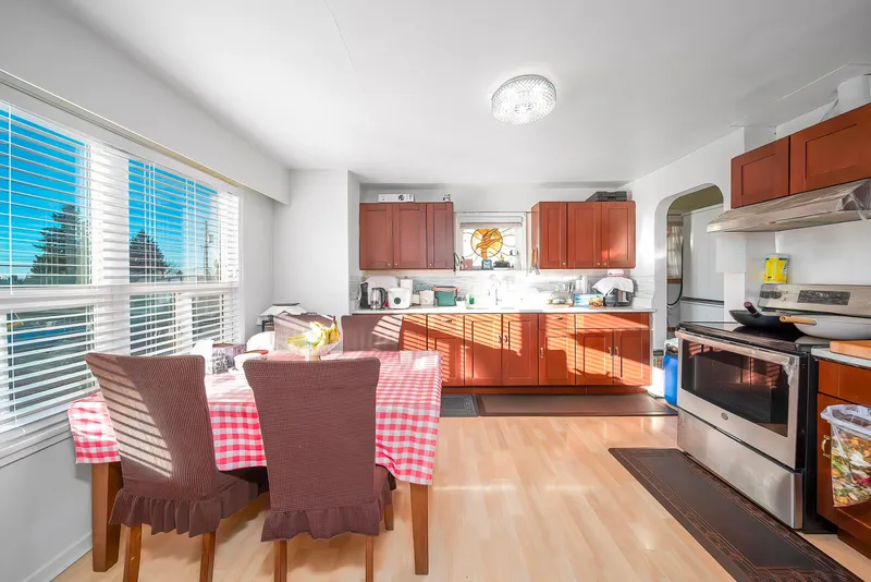 915 WALLS AVENUE - photo 4 of 12