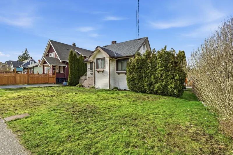 215 EIGHTH AVENUE - photo 4 of 21