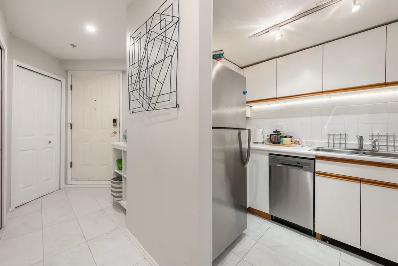 102 725 W 7TH AVENUE - photo 2 of 25