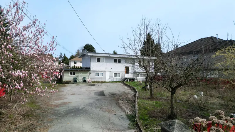 9032 156 STREET - photo 2 of 4