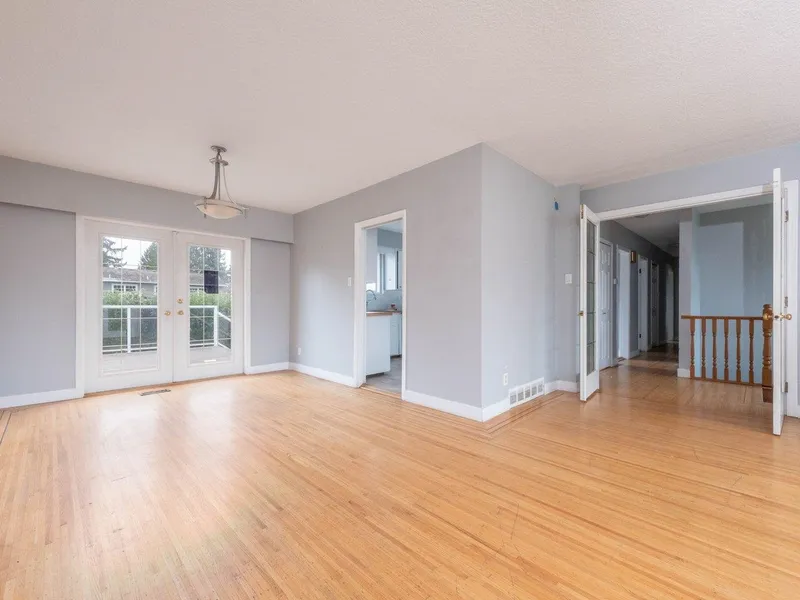 5247 10A AVENUE - photo 4 of 25