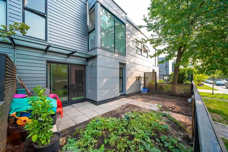 3 488 JACKSON AVENUE - photo 2 of 16