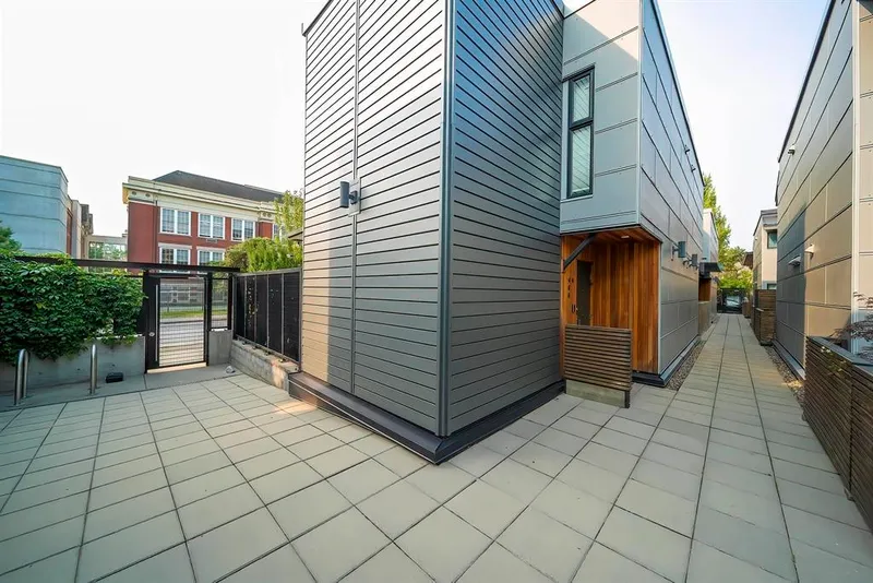 3 488 JACKSON AVENUE - photo 3 of 16