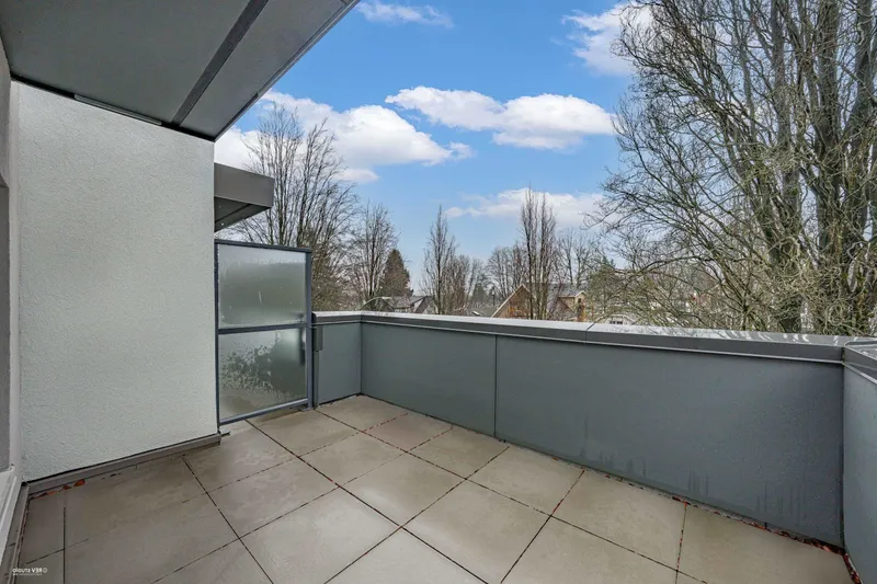 202 2075 E 1ST AVENUE - photo 2 of 25