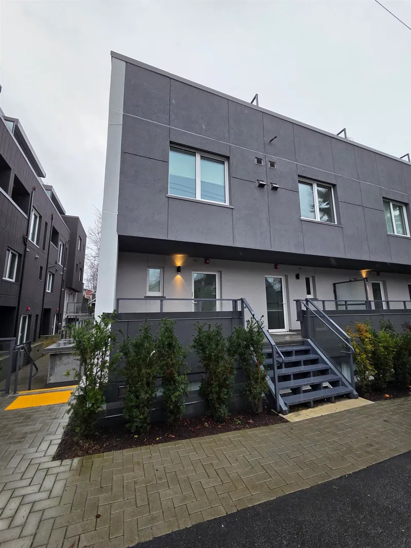 202 2075 E 1ST AVENUE - photo 4 of 25