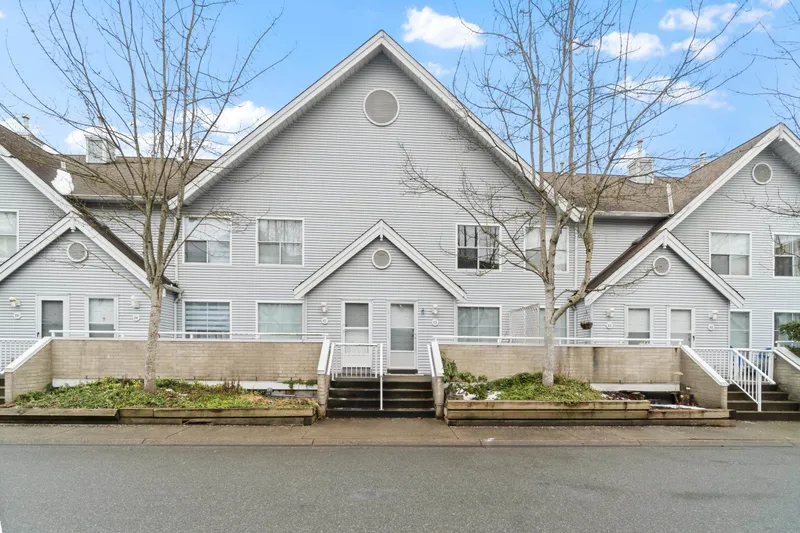 62 13706 74 AVENUE - photo 1 of 19