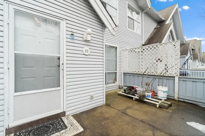 62 13706 74 AVENUE - photo 2 of 19