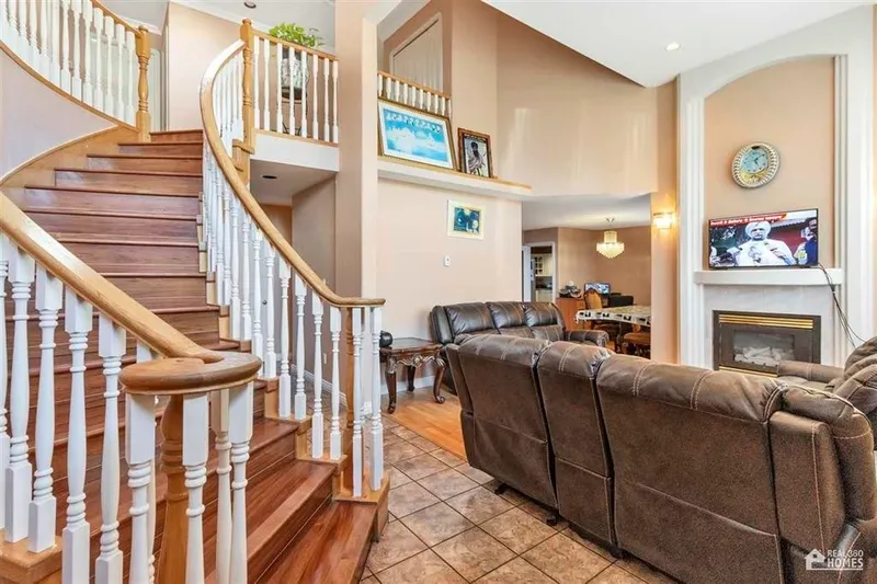 13107 74 AVENUE - photo 2 of 24