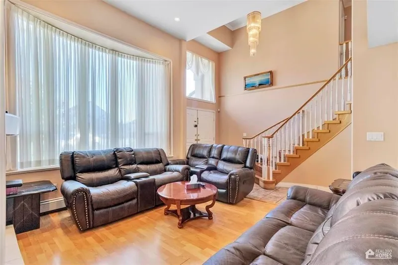 13107 74 AVENUE - photo 3 of 24