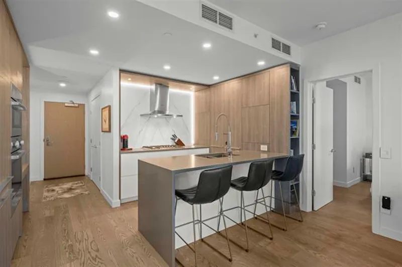 501 15165 THRIFT AVENUE - photo 1 of 25