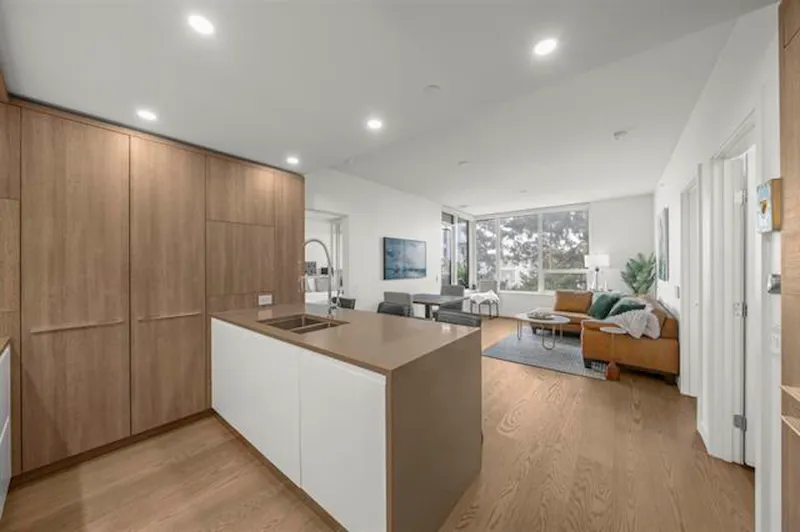 501 15165 THRIFT AVENUE - photo 3 of 25