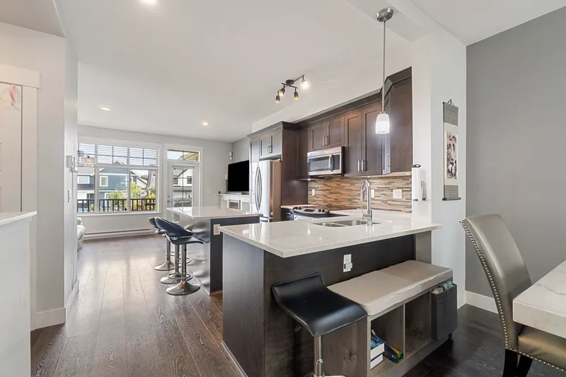 104 19525 73 AVENUE - photo 1 of 17