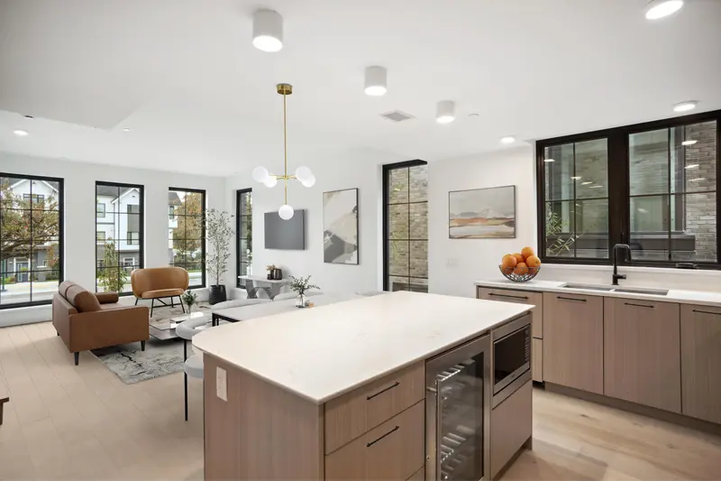 104 157 W KING EDWARD AVENUE - photo 2 of 12