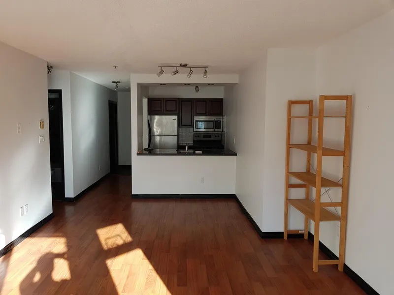 302 921 THURLOW STREET - photo 2 of 17