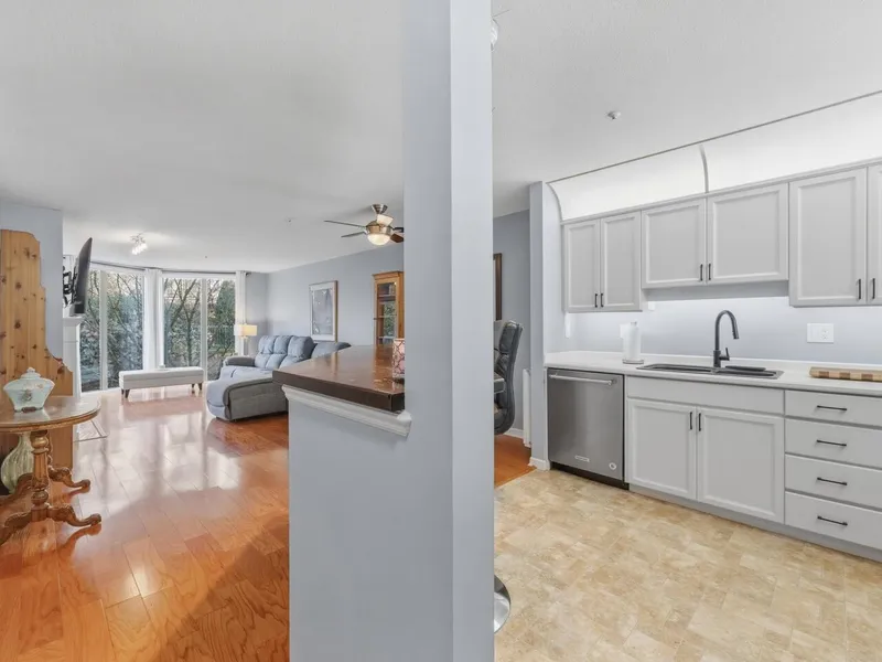 410 68 RICHMOND STREET - photo 2 of 20