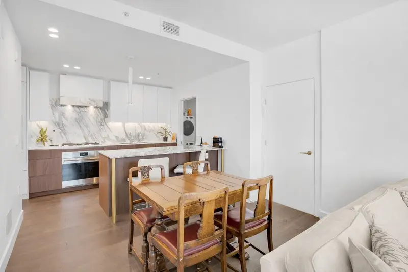 307 3668 W 10TH AVENUE - photo 2 of 24