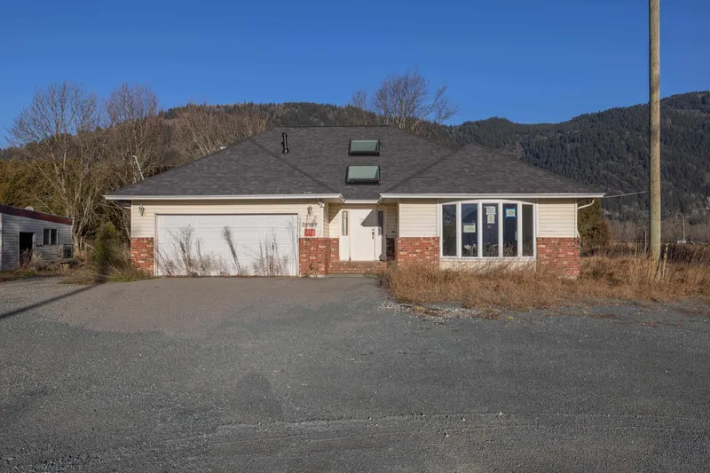 38989 NO. 4 ROAD - photo 2 of 25