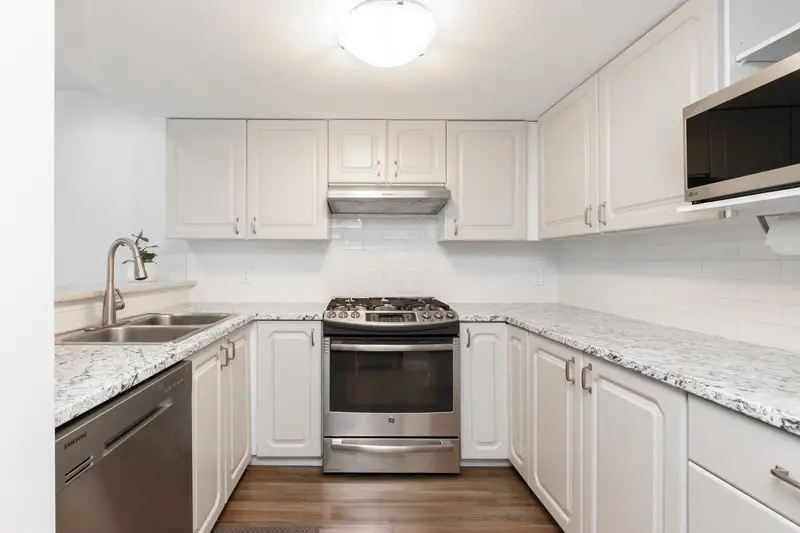 137 16335 14 AVENUE - photo 3 of 25