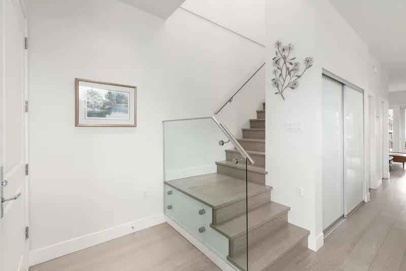 220 E 40TH AVENUE - photo 2 of 25