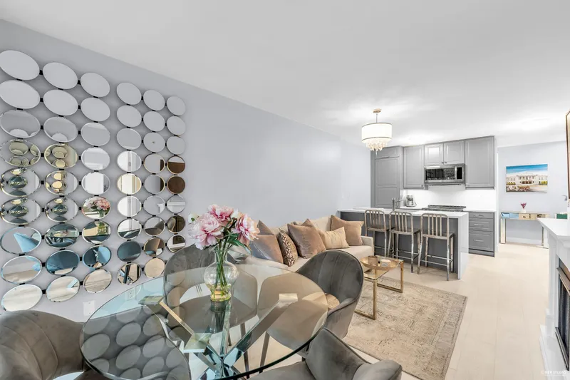 410 909 MAINLAND STREET - photo 1 of 25