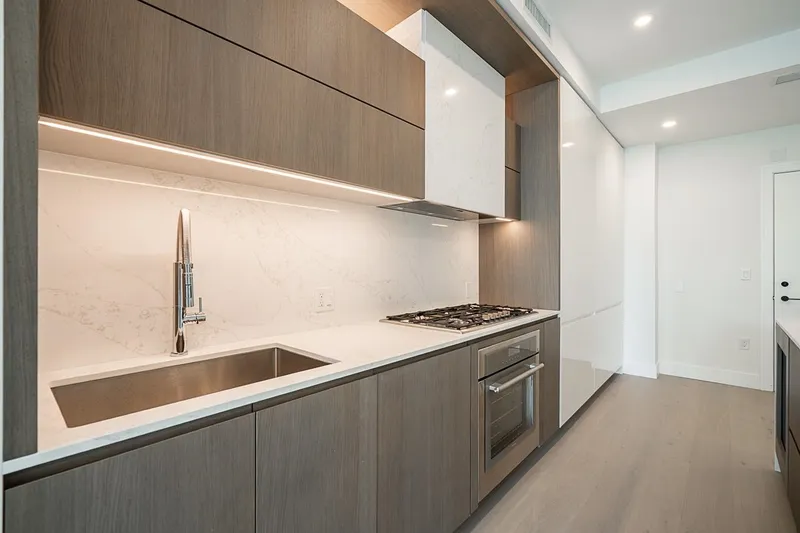 212 1342 JOHNSTON ROAD - photo 2 of 25