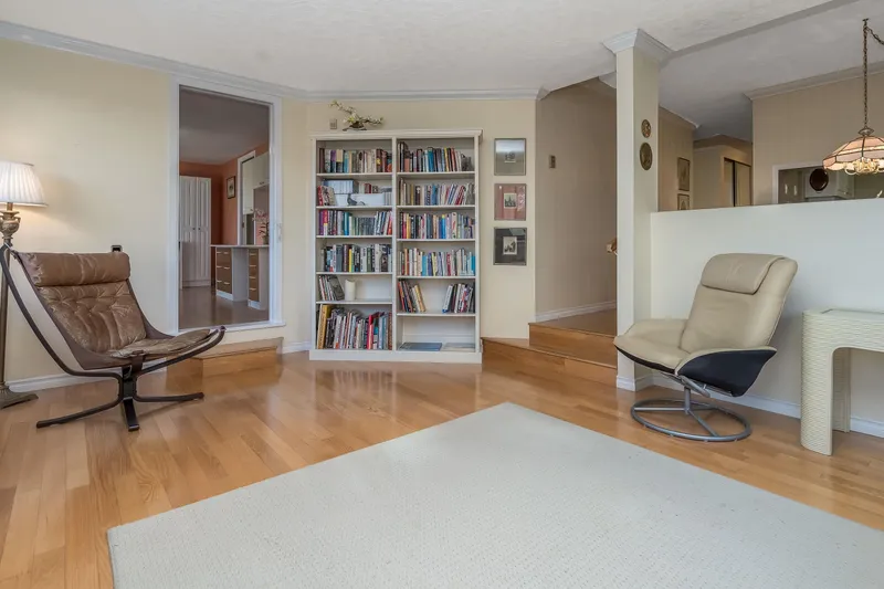 112 15275 19 AVENUE - photo 3 of 25