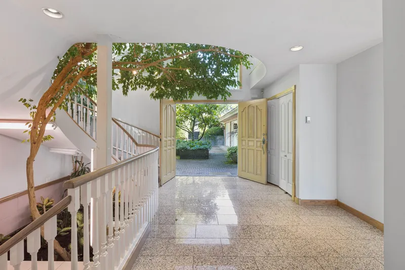 2545 PALMERSTON AVENUE - photo 4 of 25