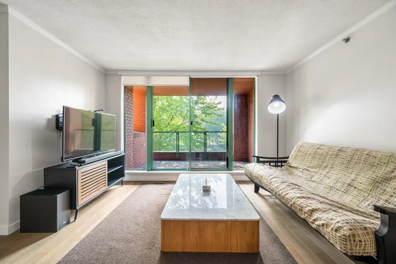 312 503 W 16TH AVENUE - photo 1 of 24