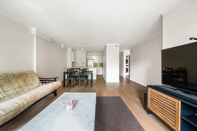 312 503 W 16TH AVENUE - photo 2 of 24