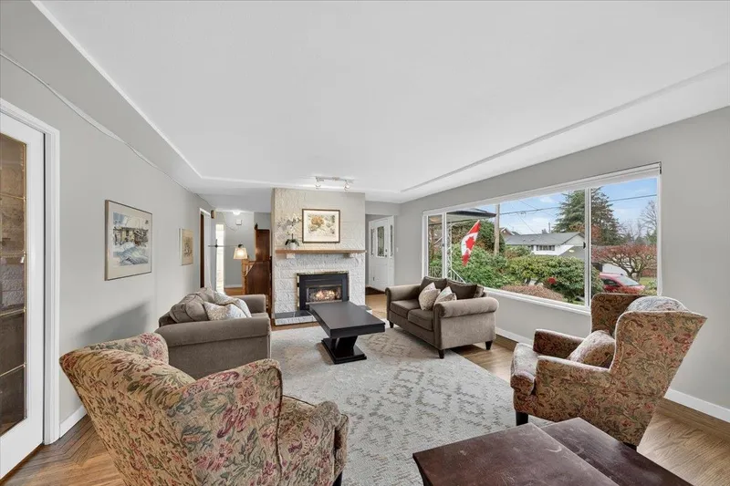 812 GROVER AVENUE - photo 4 of 25