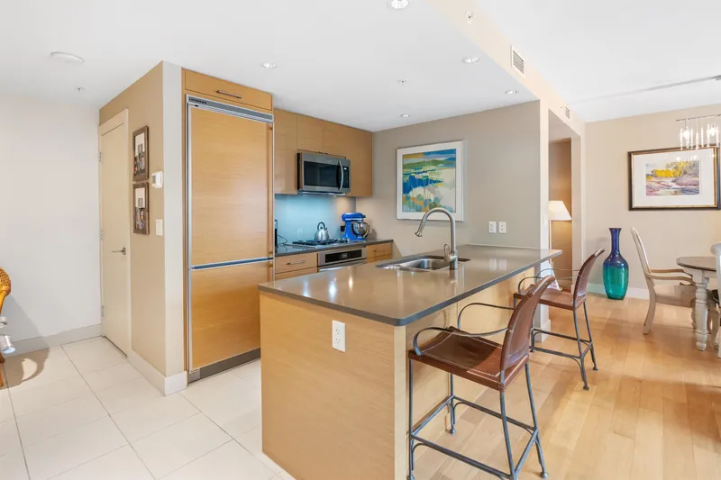 303 1473 JOHNSTON ROAD - photo 2 of 15