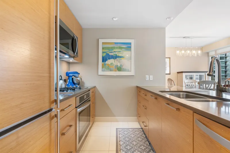 303 1473 JOHNSTON ROAD - photo 3 of 15