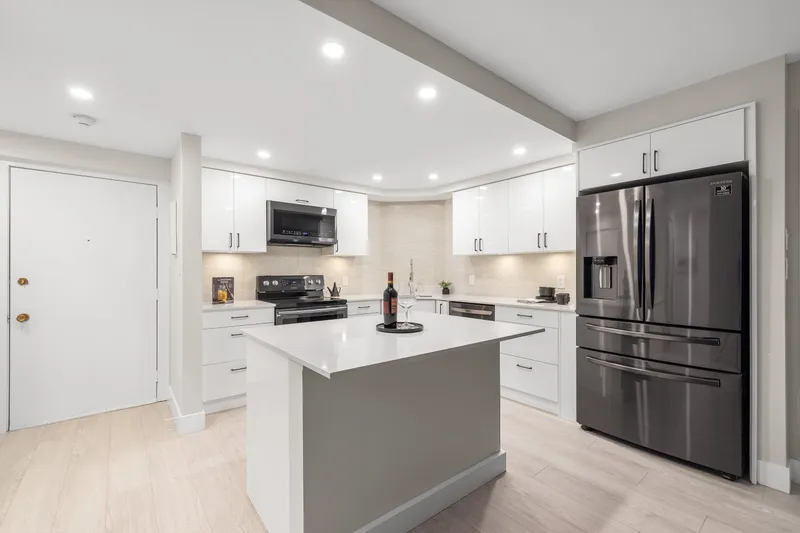 304 1480 FOSTER STREET - photo 2 of 21