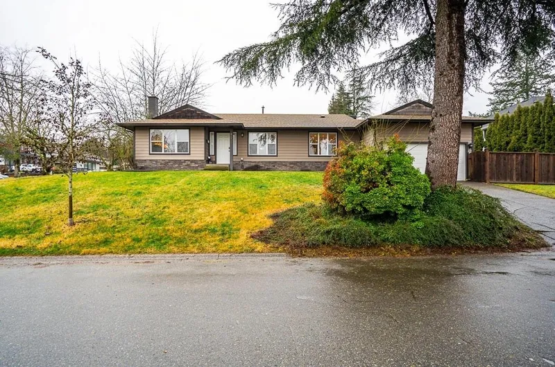 15825 101 AVENUE - photo 1 of 25