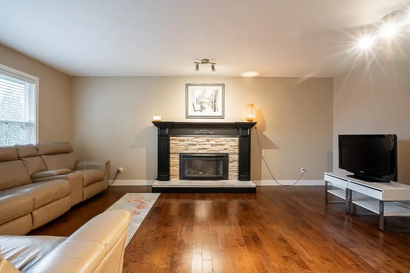 15825 101 AVENUE - photo 2 of 25