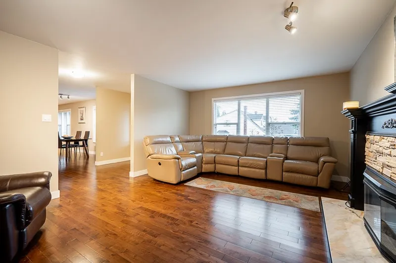 15825 101 AVENUE - photo 3 of 25