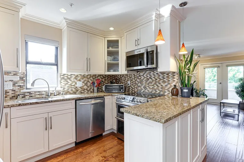 5 890 BROUGHTON STREET - photo 1 of 25