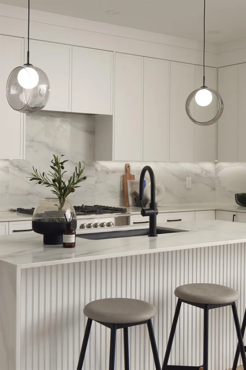 1 421 W 23RD AVENUE - photo 4 of 25