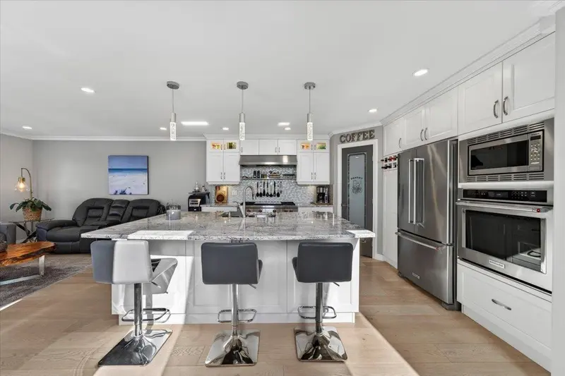 927 KENT STREET - photo 4 of 25