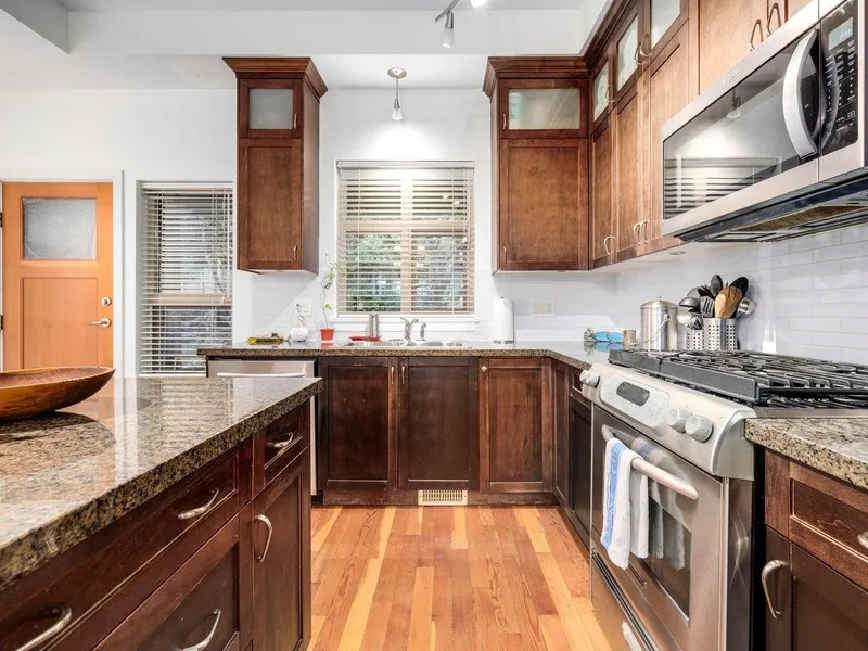 123 250 SALTER STREET - photo 3 of 25