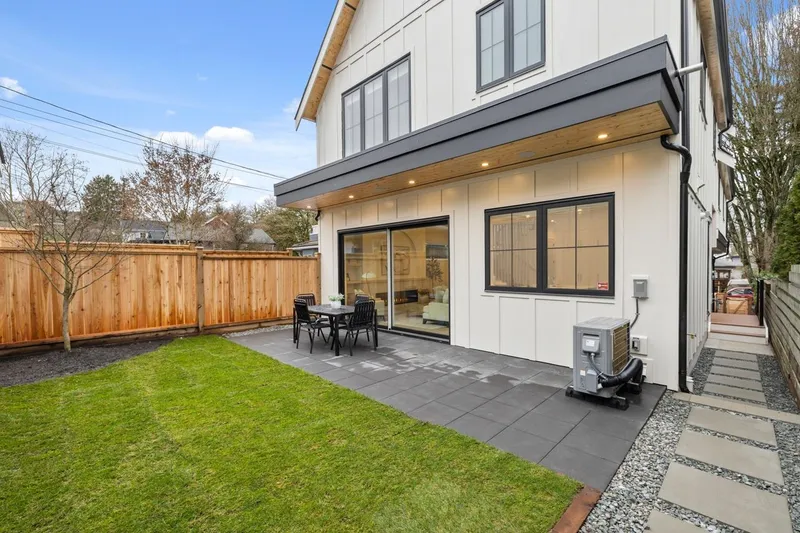 2 810 E 22ND AVENUE - photo 2 of 25